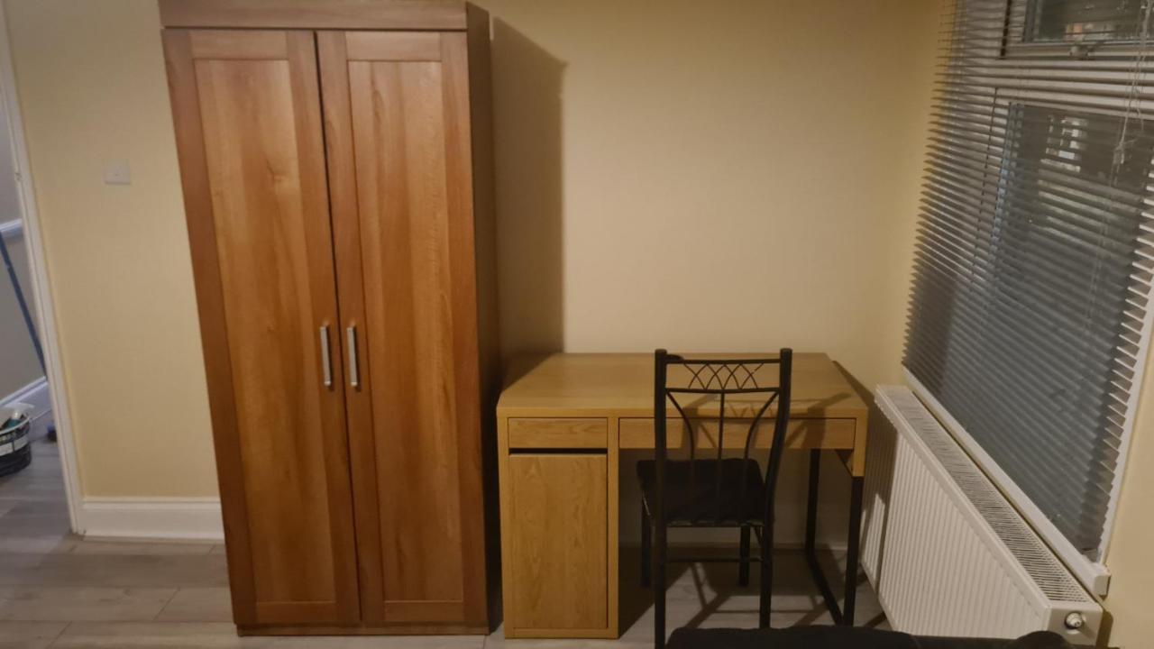 Entire 2 Bedroom Home/Flat In London, Central Line Buitenkant foto