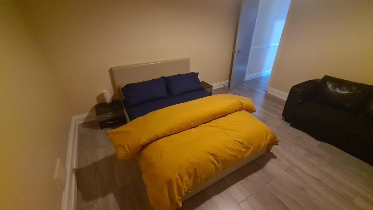 Entire 2 Bedroom Home/Flat In London, Central Line Buitenkant foto