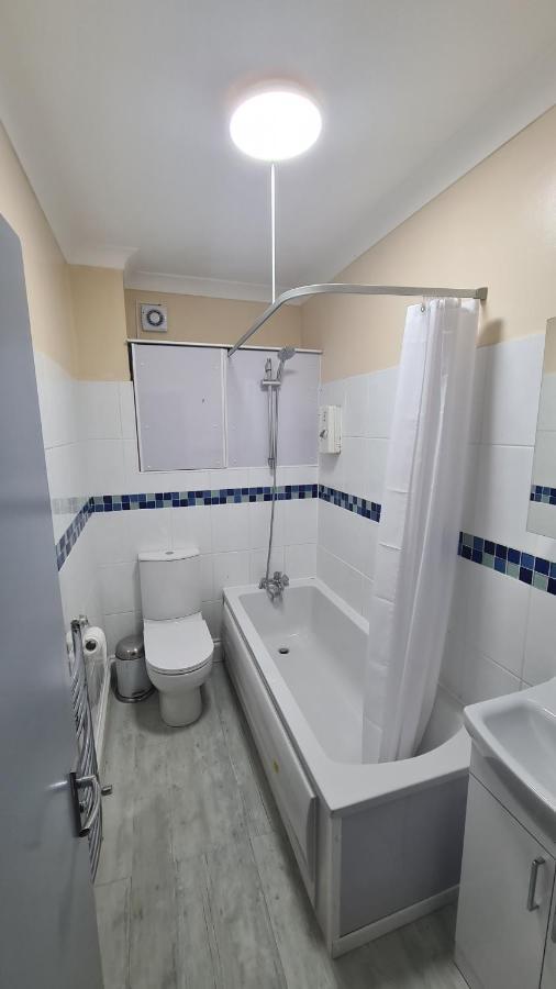 Entire 2 Bedroom Home/Flat In London, Central Line Buitenkant foto